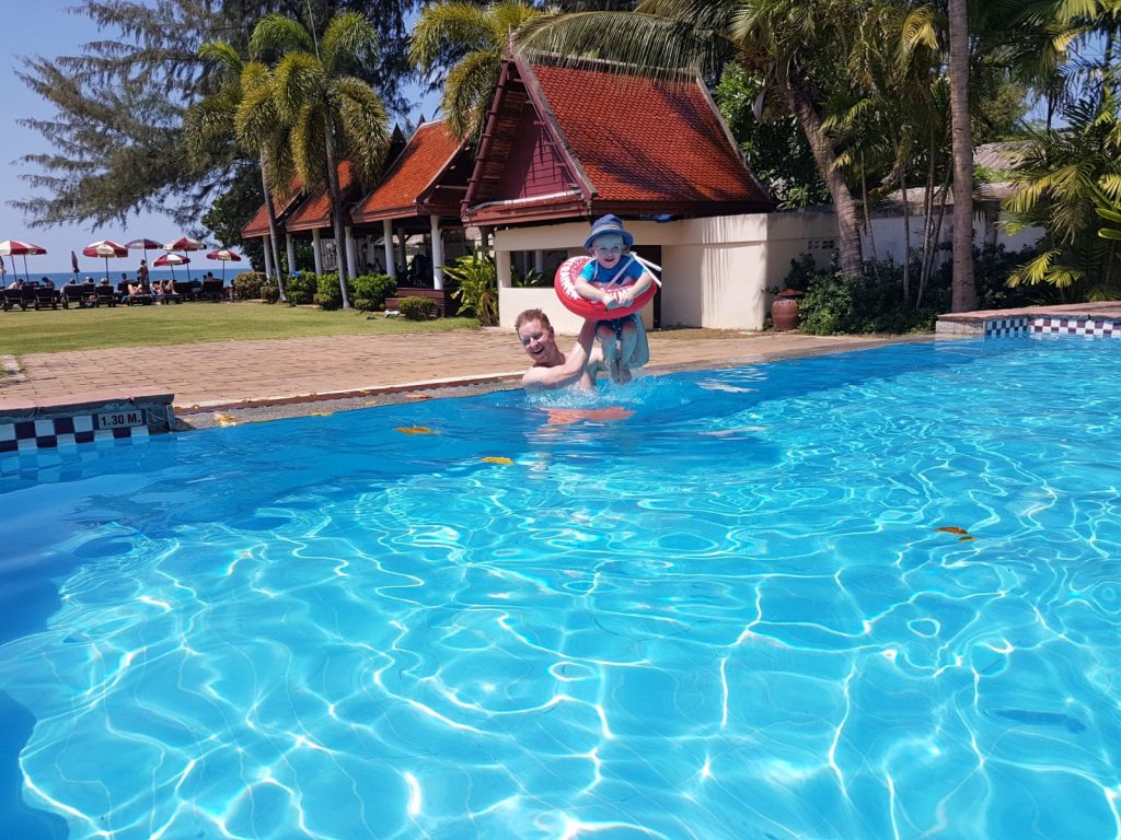 Zwemmen in Thailand met kinderen