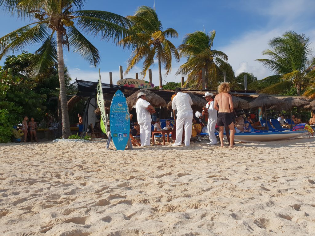 strand Mexico met kinderen