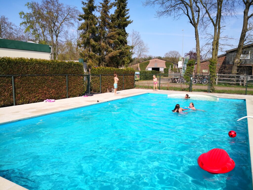Zwembad boerencamping Limburg